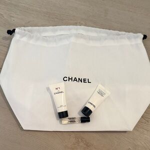 CHANEL White and Black dust bag with samples included